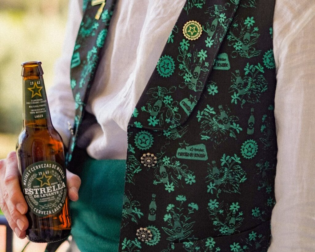 Imagen del chaleco / Estrella de Levante.