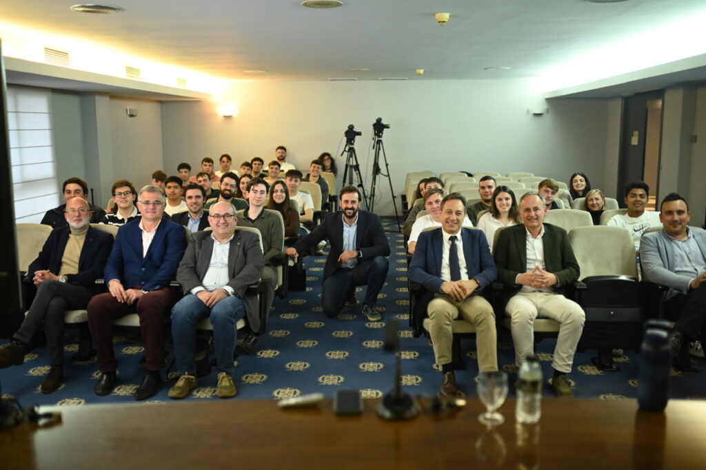 Imagen de familia con los estudiantes participantes en el octavo CEO University / Marta Ahijado.