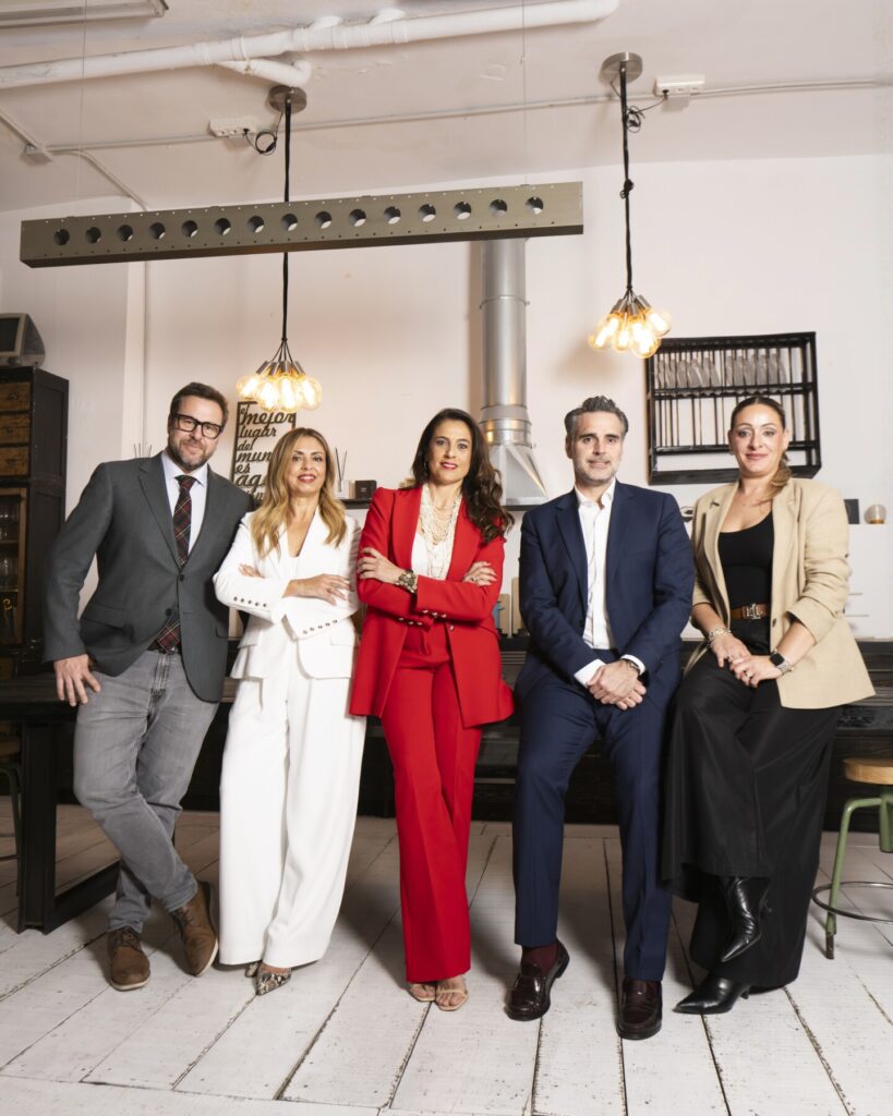 Fotografía de familia con (de izquierda a derecha) Yayo Delgado, responsable de Comunicación de Estrella de Levante; Inmaculada Fernández, de Grupo Huertas; Eva Franco, de Veolia; José Antonio Meseguer. de CaixaBank; y Rocío Pagán, de Vrio / Inma G. Pardo.