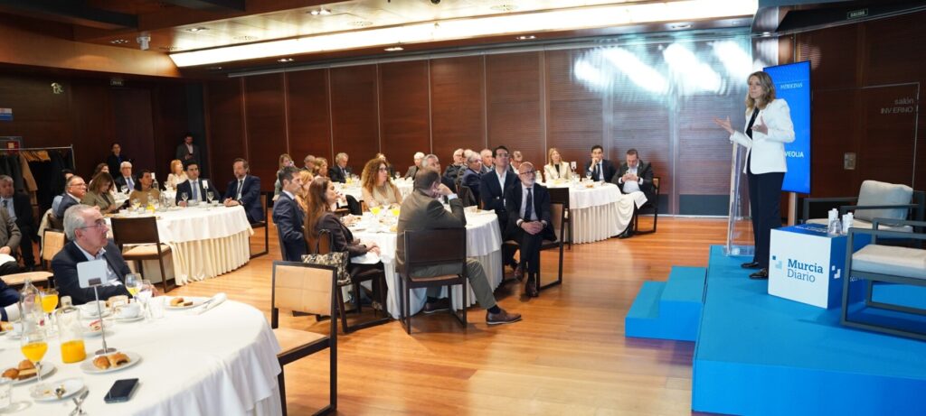 Panorámica de Ángela de Miguel, presidenta de Cepyme. durante su ponencia en los Desayunos de Murcia Diario / Raúl Alcántara.