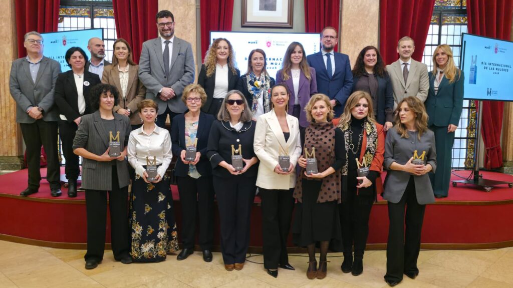 Foto de familia de las galardonadas / Ayuntamiento de Murcia.