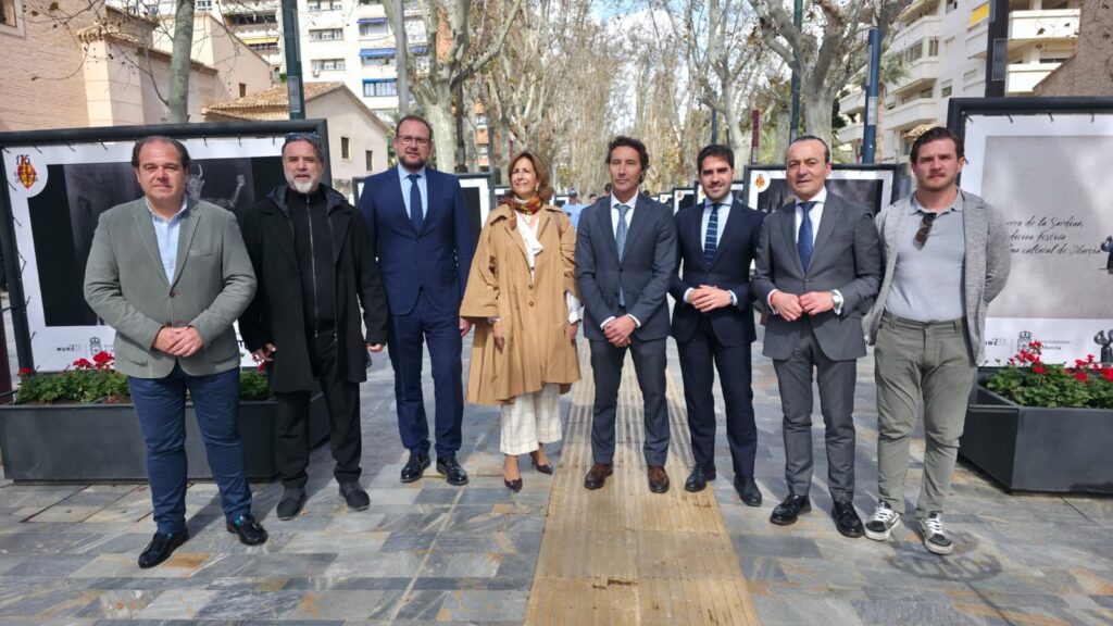 Foto de familia en la inauguración de la exposición / Ayuntamiento de Murcia.