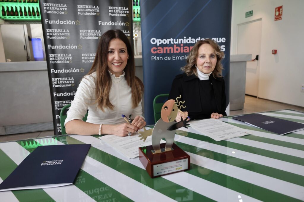Juana Sánchez, responsable del área de acción social de la Fundación Estrella de Levante, y Maria Teresa Sánchez, presidenta Cruz Roja en la Región, firman la renovación del acuerdo / Estrella de Levante.