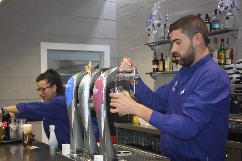 Imagen del CEO, Manuel Hernández, detrás de la barra / La boca te lía.