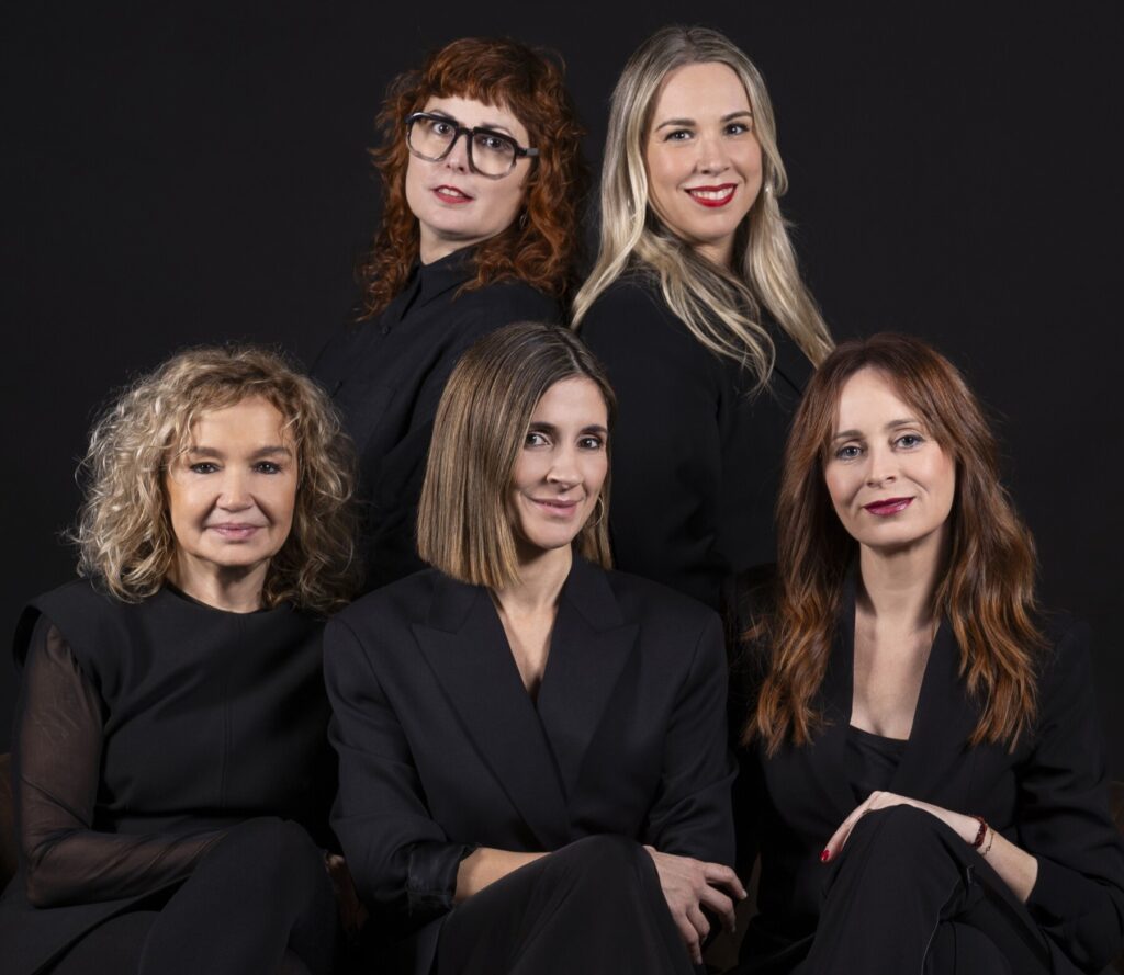 Foto con Teresa Olivares, CEO de Tutete.com (centro); Cristina Fuentes, gerente de Piscifactorías del Mediterráneo (arriba derecha); Dolores Nicolás, diseñadora y CEO de De la Cierva & Nicolás (abajo izquierda); Rosa Perán, CEO de Heladerías Temperato (abajo derecha); o Juana Fernández, chef y fundadora de Taller de Sabores (arriba izquierda) / Ana Bernal.