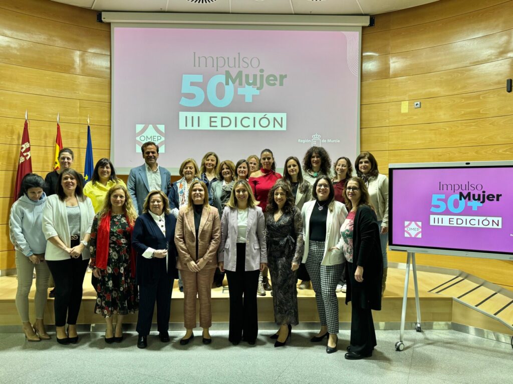 La consejera Conchita Ruiz junto con la presidenta de OMEP, Noemí Muñoz, en la presentación de la III edición del programa 'Impulso Mujer +50' /CARM.