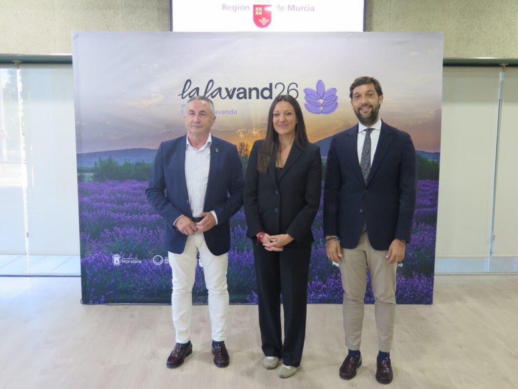 La consejera de Turismo, Carmen Conesa, junto al alcalde de Moratalla, Juan Soria, y al director del Instituto de Turismo, Juan Francisco Martínez, en la presentación de la tercera edición del festival 'Lalavand' de Moratalla / CARM.