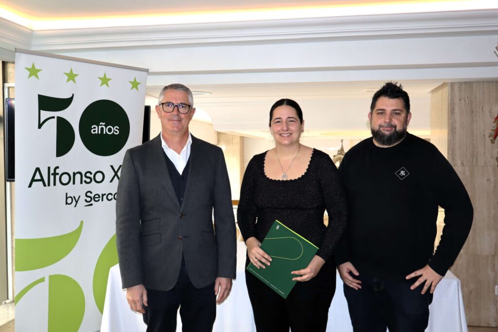 De izquierda a derecha: Juan Carlos García, de la propiedad del hotel, junto a María Gómez y Adrián de Marcos, de Magoga y Mi Mare / Compás.