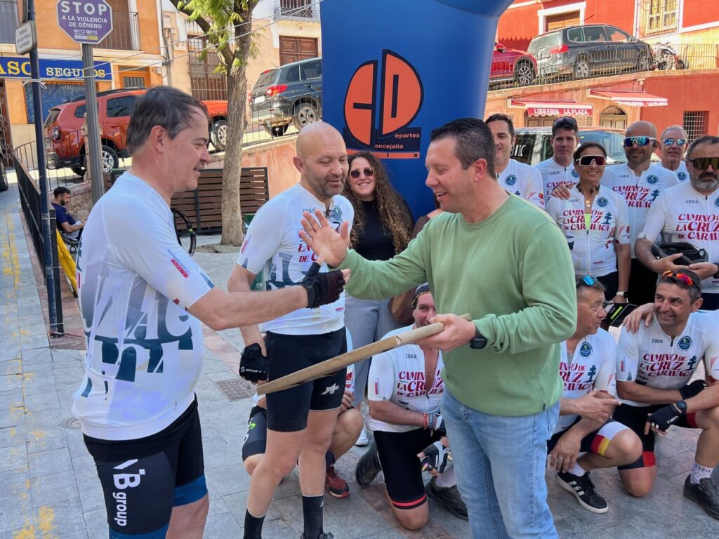 Alcalde de Mula entrega obsequio a los organizadores de la Ruta / CEO Congress.