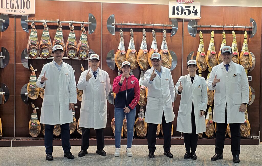 La Dirección de El Pozo Alimentación junto a la piloto de motociclismo Ana Carrasco, nueva embajadora de la marca / Grupo Fuertes.