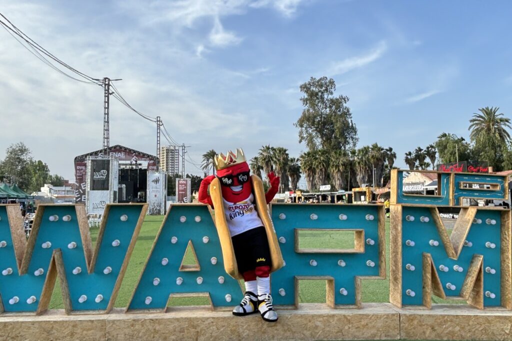 La mascota ‘PerriKing’ en el Warm Up Estrella de Levante / El Pozo Alimentación.