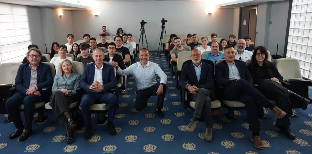 Fotografía grupal con el CEO y los asistentes a la sesión / Raúl Alcántara.