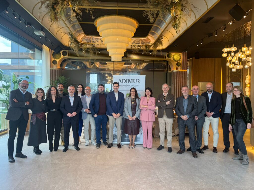 Foto de familia durante el evento / Adimur.