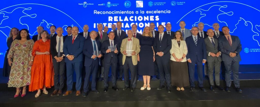 Imagen con los galardonados en los I Reconocimientos a la Excelencia en Relaciones Internacionales y Diplomacia / The Open Faculty.