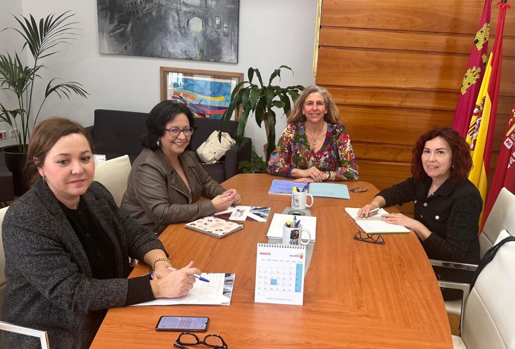 La concejal de Promoción Económica y Empleo del consistorio murciano, Mercedes Bernabé, junto a representantes de UPTA / Ayuntamiento de Murcia.