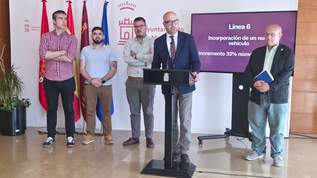 El concejal de Movilidad, Gestión Económica y Contratación, José Francisco Muñoz, anuncia las medidas / Ayuntamiento de Murcia.