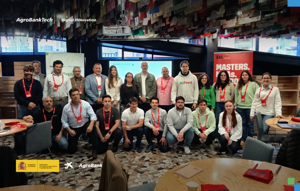 Foto de familia con las 15 empresas seleccionadas / CaixaBank.