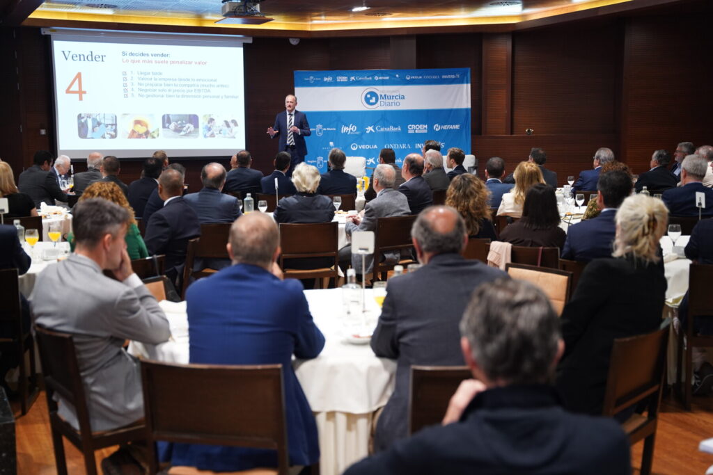 Imagen panorámica durante la intervención de Javier Celdrán en nuestros Desayunos Murcia Diario / Raúl Alcántara.