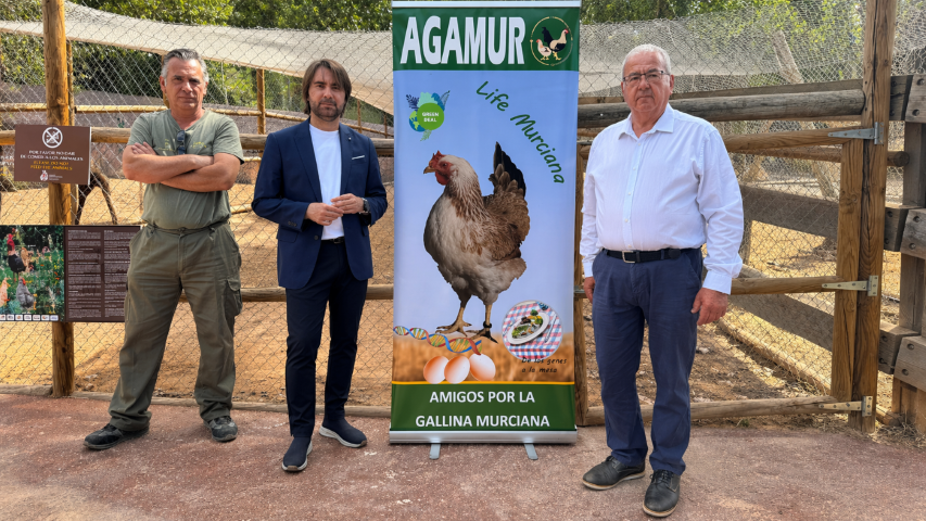 El responsable de animales de Terra Natura Murcia, Manuel Gonzálvez, el director del parque, Gustavo Martínez, y el presidente de AGAMUR, Diego Martínez Martínez, tras la entrega de los animales / Portavoz.