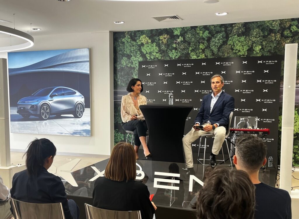 Un momento del evento en el que se formalizó el patrocinio entre XPENG y la artista murciana Ruth Lorenzo / Grupo Huertas.