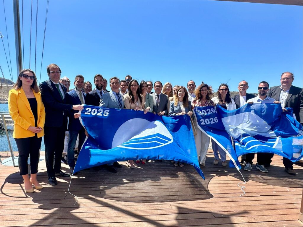 Una imagen del acto de entrega de banderas azules realizado en Cartagena en 2025 /CARM.