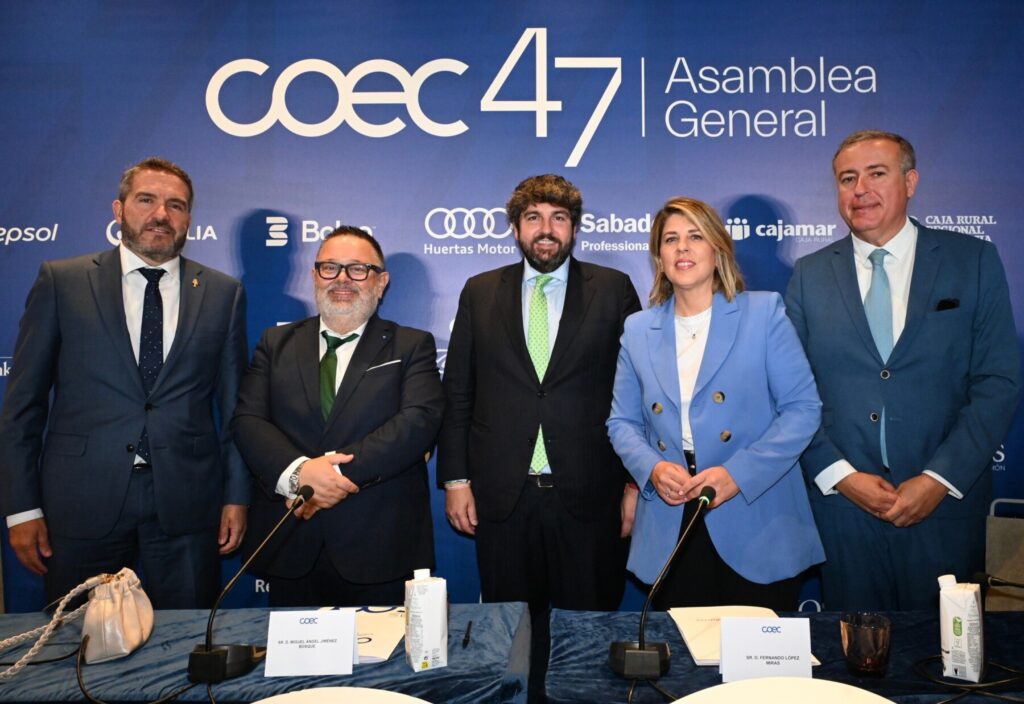 El presidente de la Región de Murcia, Fernando López Miras, durante la clausura de la 47º Asamblea General de COEC / CARM.