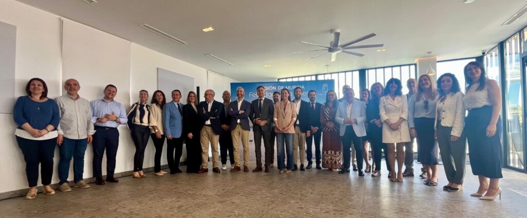 La consejera, Carmen Conesa, con los asistentes a la presentación de la campaña de promoción turística regional para el verano 2026 / CARM.