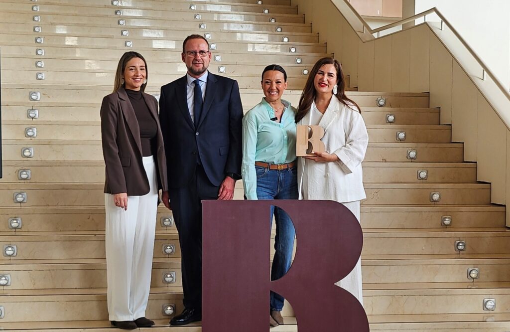 La consejera de Cultura, Carmen Conesa, y el concejal del Ayuntamiento de Murcia José Guillén, con las creadoras de contenido con las que han colaborado Comunidad Autónoma y Ayuntamiento de Murcia en la organización de los premios / CARM.