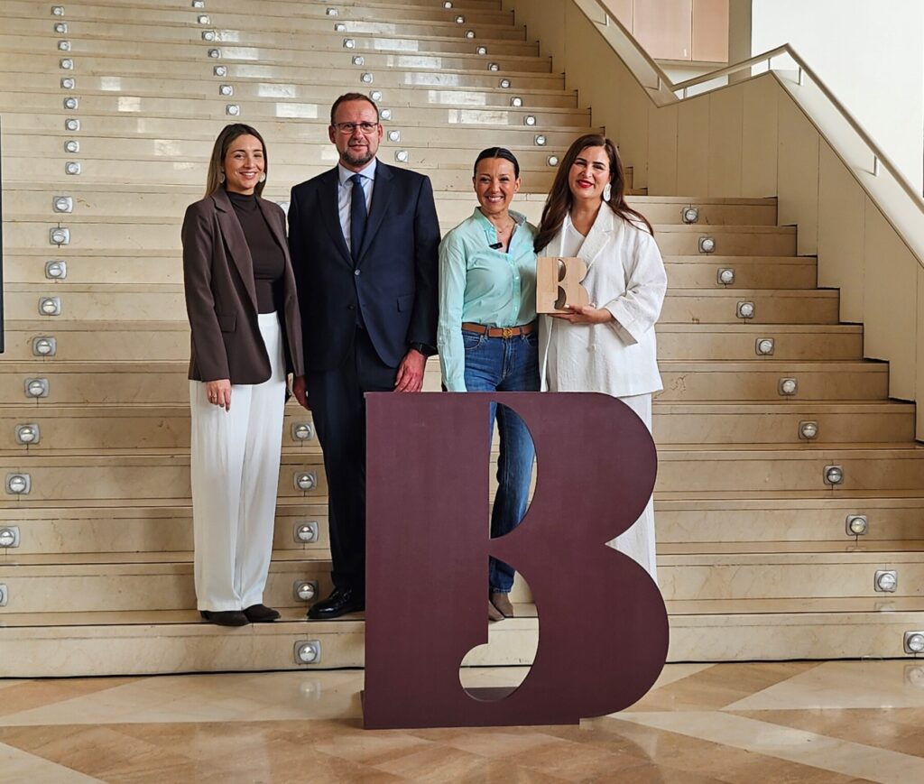 La consejera de Cultura, Carmen Conesa, y el concejal del Ayuntamiento de Murcia José Guillén, con las creadoras de contenido con las que han colaborado Comunidad Autónoma y Ayuntamiento de Murcia en la organización de los premios / CARM.