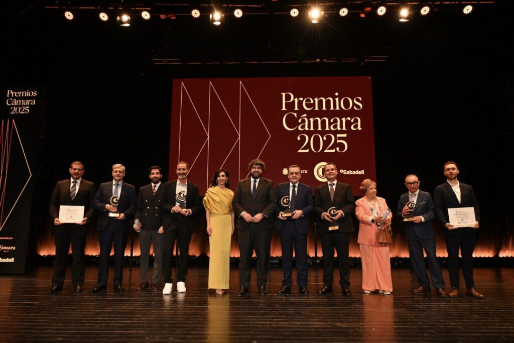 Imagen con los ganadores de los Premios Cámara 2025 / CARM.