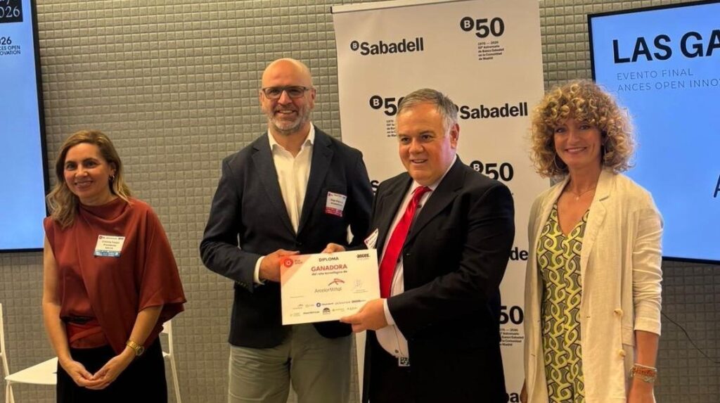 Aquilino García, de la empresa Health Point Europe (segundo por la derecha), recogiendo su galardón / CEEIM.