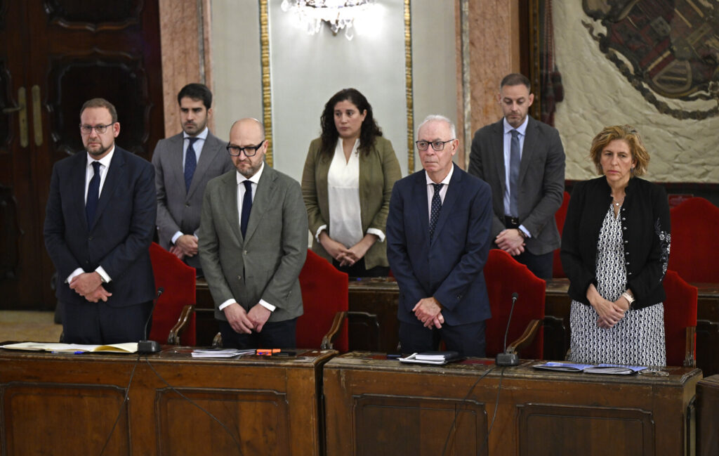 Un momento del minuto de silencio en el Pleno del Ayuntamiento / Ayuntamiento de Murcia.