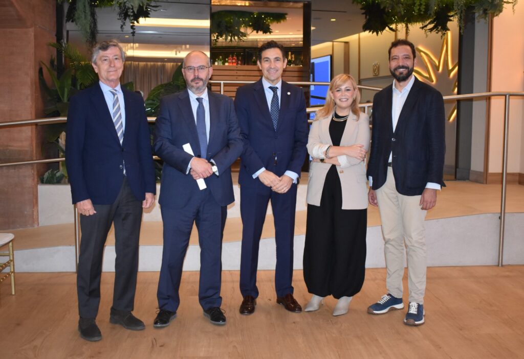 Imagen de familia en la jornada ‘Empresa familiar y dirección profesional: claves para crecer sin perder el alma’ de Amefmur y Adimur / Potavoz.