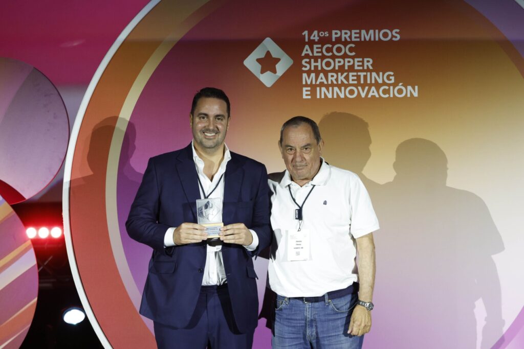 Manuel Sánchez Cobián, CEO Global en The Fini Company (izquierda) recoge el premio / Agencia Weekend.