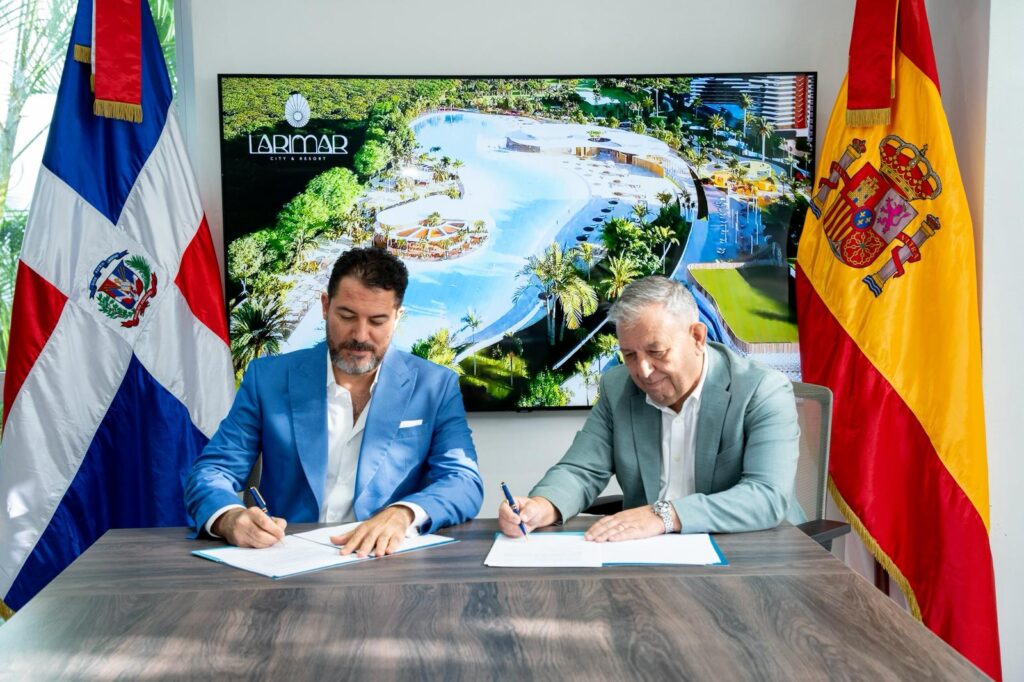 Juan Andrés Romero, presidente de Clerhp, y Vicente Pons, uno de los propietarios de Point, firman el acuerdo / Agencia Weekend.
