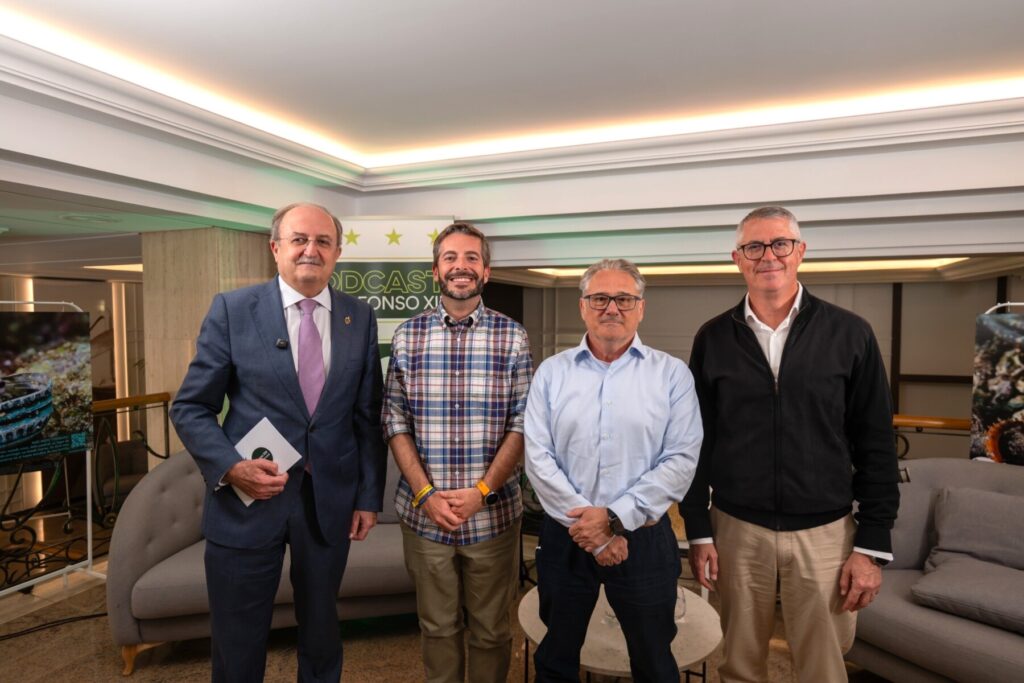 Foto de familia durante la grabación del podcast / Compás.