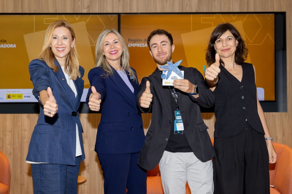 Entrega del galardón a la startup ganadora de la edición 19 de los Premios EmprendeXXI, Limbium Makers / CaixaBank.