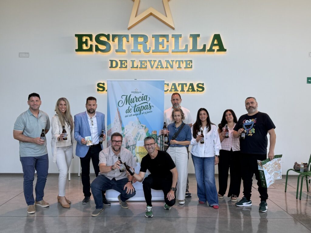 Foto de familia durante la presentación / Estrella de Levante.