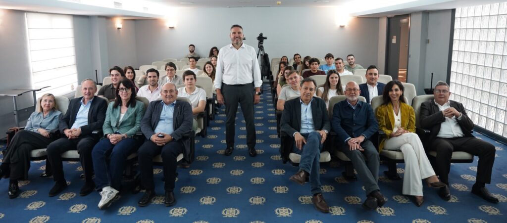 Foto de familia tras el CEO University de Murcia Diario con Miguel López Abad / Raúl Alcántara.