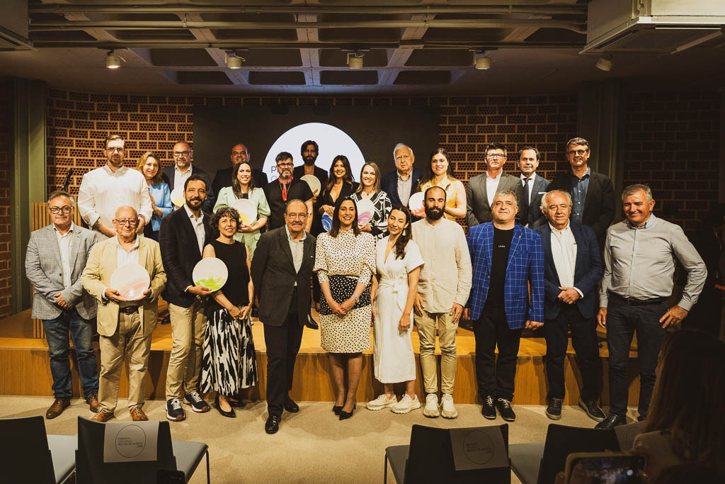 Foto de familia con los premiados / Jaleos.