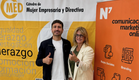 Isabel Martínez Conesa, directora de la Cátedra de Mujer Empresaria y Directiva de la UMU, y Nacho Tomás, director general de N7, sellan el acuerdo / N7.