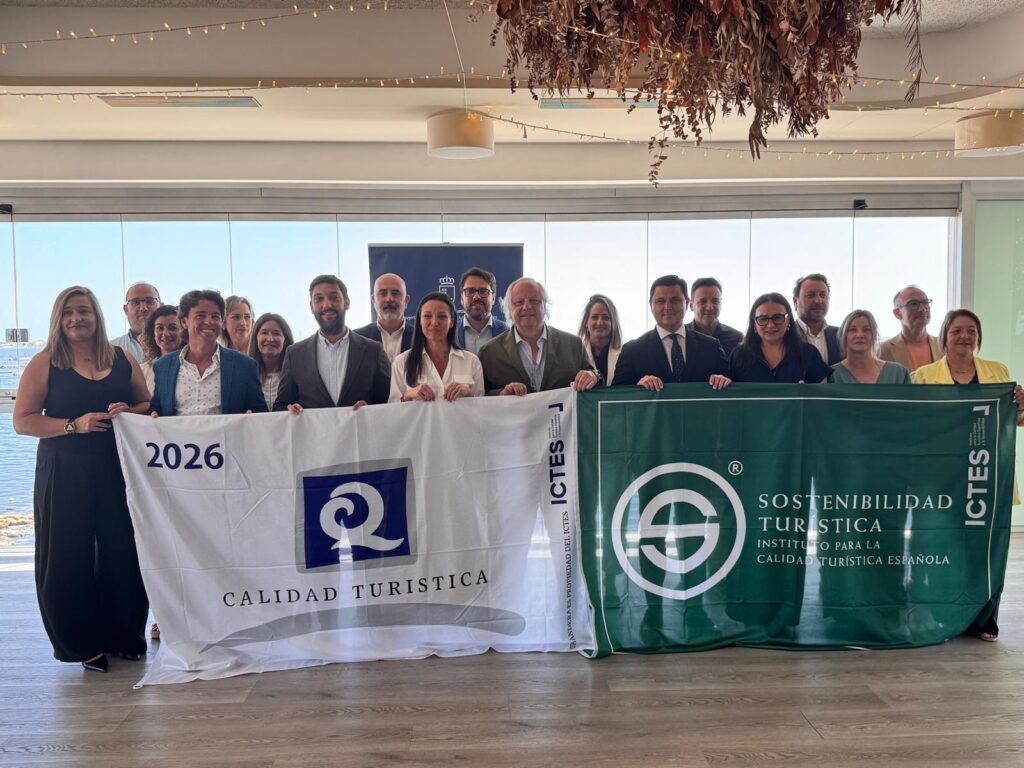 La consejera de Turismo, Carmen Conesa, durante la entrega de Banderas Q de Calidad y S de Sostenibilidad Turística a playas y puertos deportivos certificados de la Región de Murcia / CARM.