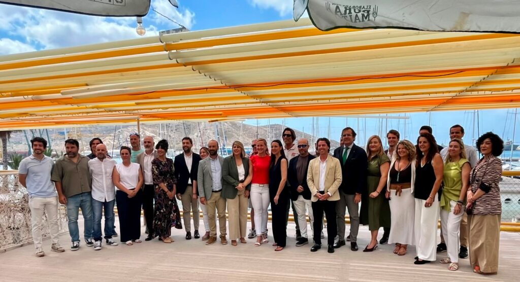 La consejera Carmen Conesa con participantes en el acto de presentación de la programación de actividades de Turismo Azul para el mes de junio / CARM.