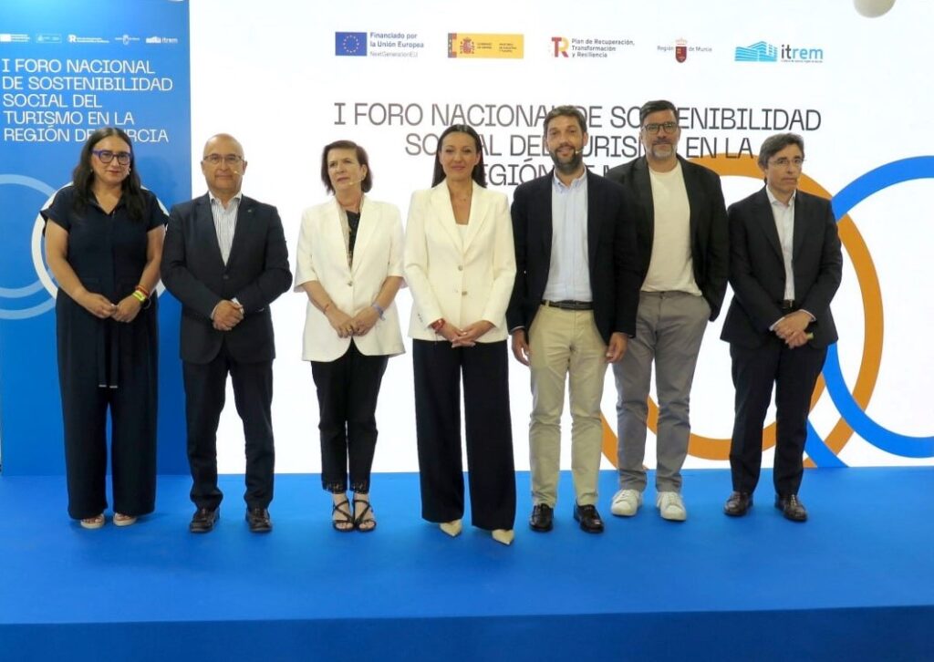La consejera de Turismo, Carmen Conesa, junto a los directores generales y participantes del I Foro Nacional de Sostenibilidad Social del Turismo / CARM.