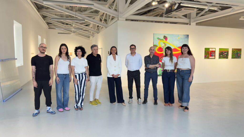 Imagen de la visita al montaje de la segunda edición de ‘ICA Nexo Joven’ / CARM.