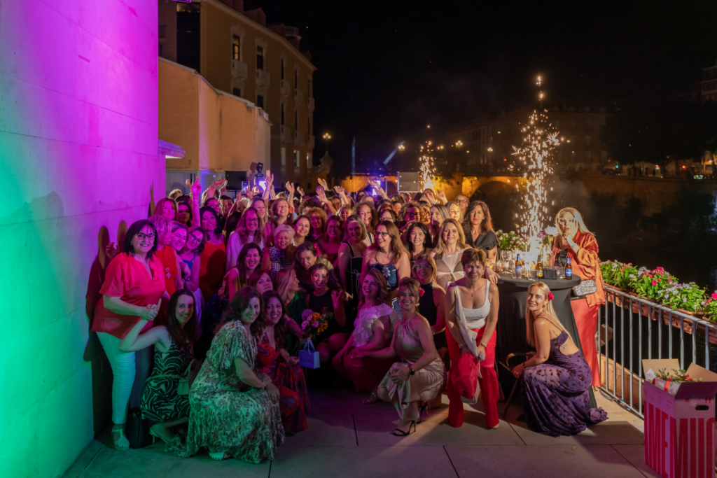 Foto de familia durante el evento / Colabora Mujer.