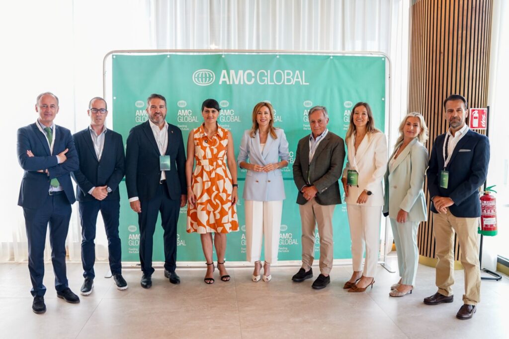 Foto de familia durante el evento / Atrevia.