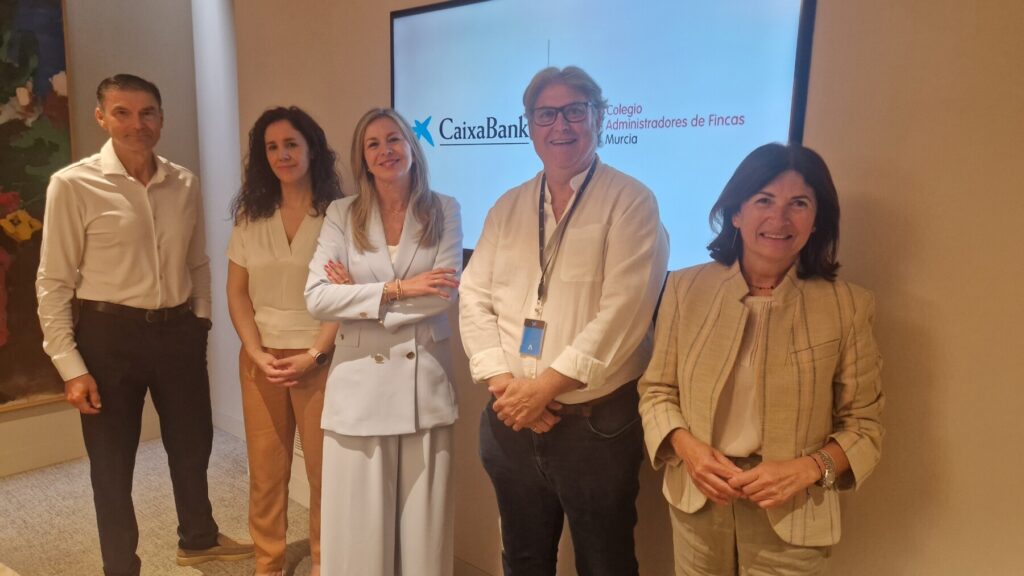 Foto de familia durante la firma del convenio / CaixaBank.