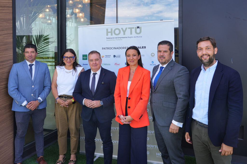 Foto de familia en la Asamblea General & I Foro Hoytú / HoyTú.