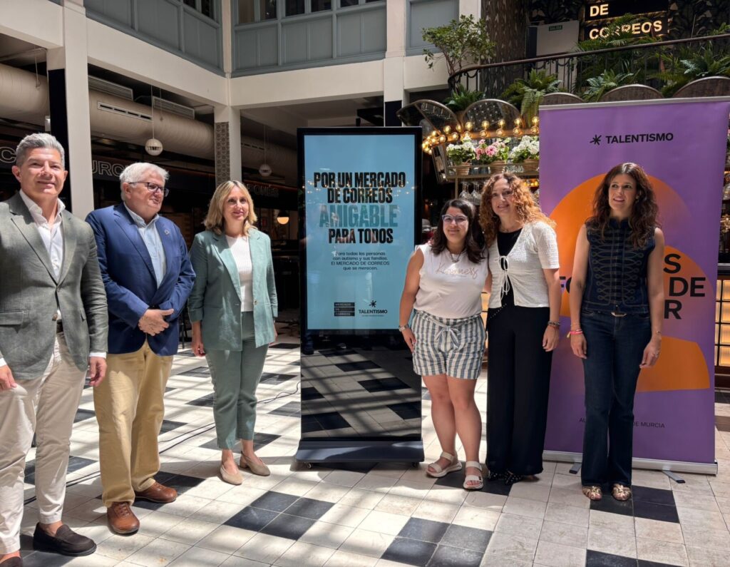 Foto de familia durante la presentación / Agencia de Weekend.